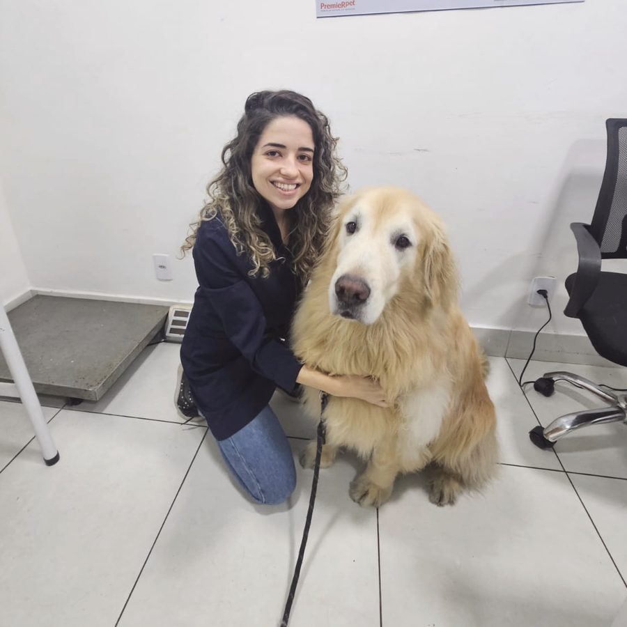 Dra. Lorena com um golden retriever